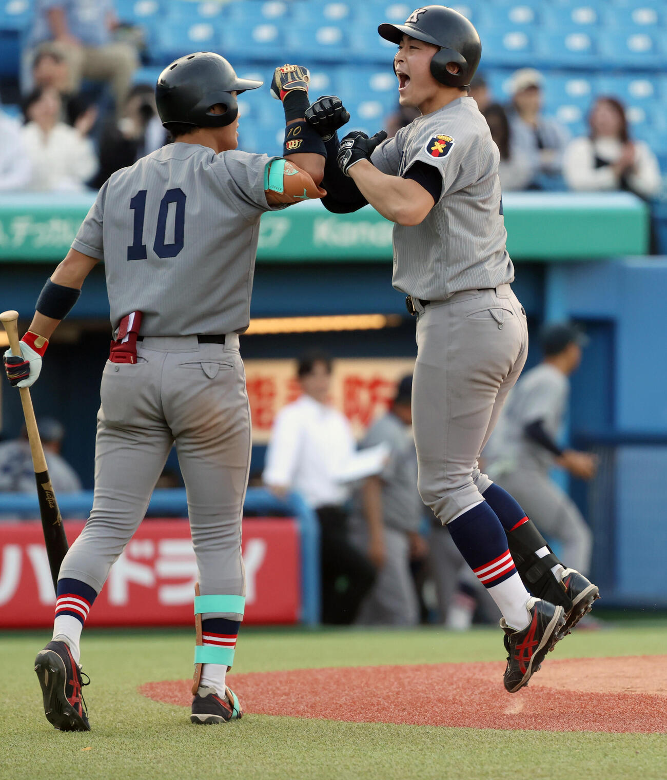 慶大対立大　9回表慶大2死三塁、小原（右）は左越えに本塁打を放ち今津と歓喜のとハイタッチする（撮影・柴田隆二）
