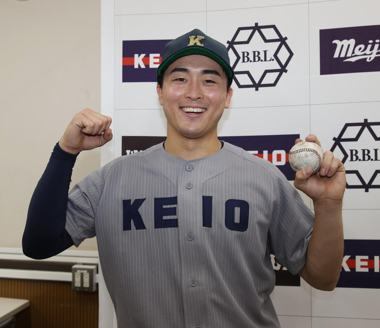 慶大対立大　開幕戦に勝利した慶大・小原は初のDH制で本塁打を放ち記念ボールを持つ（撮影・柴田隆二）