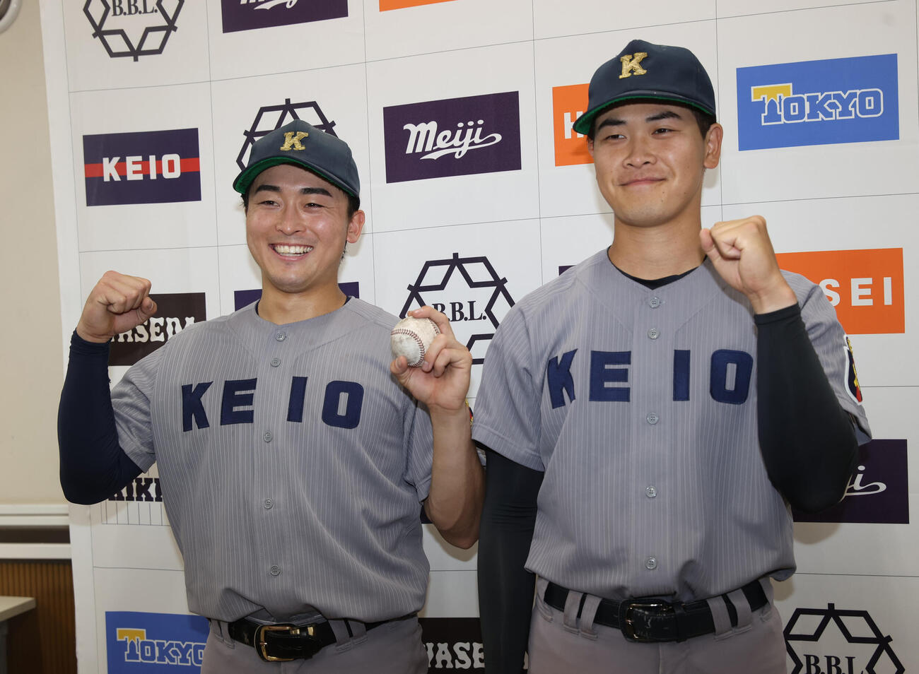 慶大対立大　開幕戦に勝利した慶大・小原（左）と渡辺和はガッツポーズする（撮影・柴田隆二）