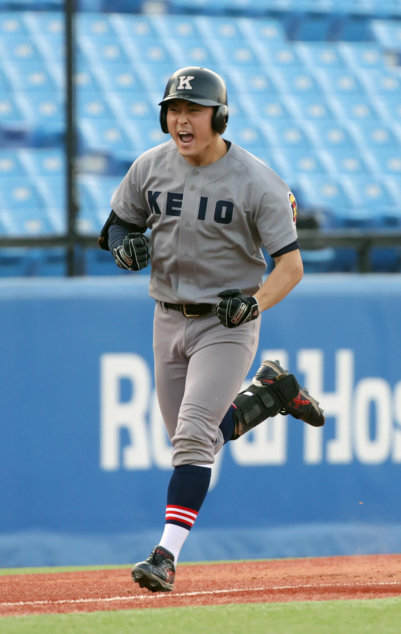 慶大対立大　9回表慶大2死三塁、小原は左越えに本塁打を放ちガッツポーズする（撮影・柴田隆二）