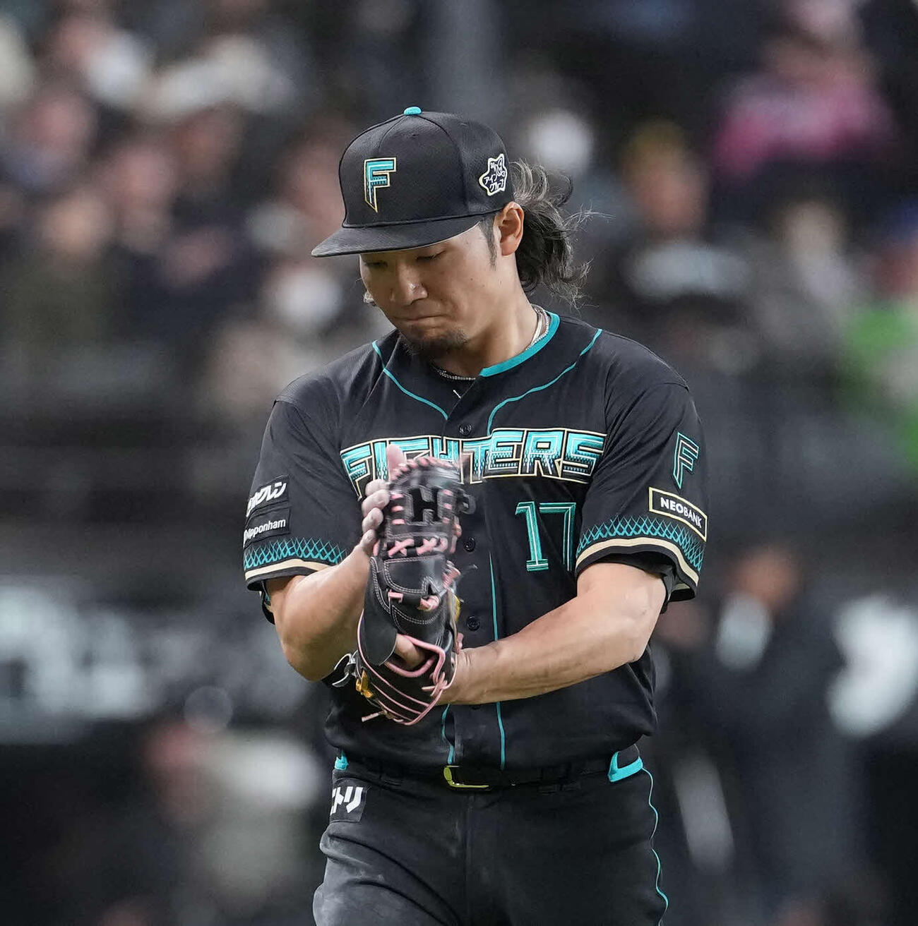 日本ハム対ソフトバンク　5回表のピンチを脱しグラブをたたく伊藤（撮影・井上学）