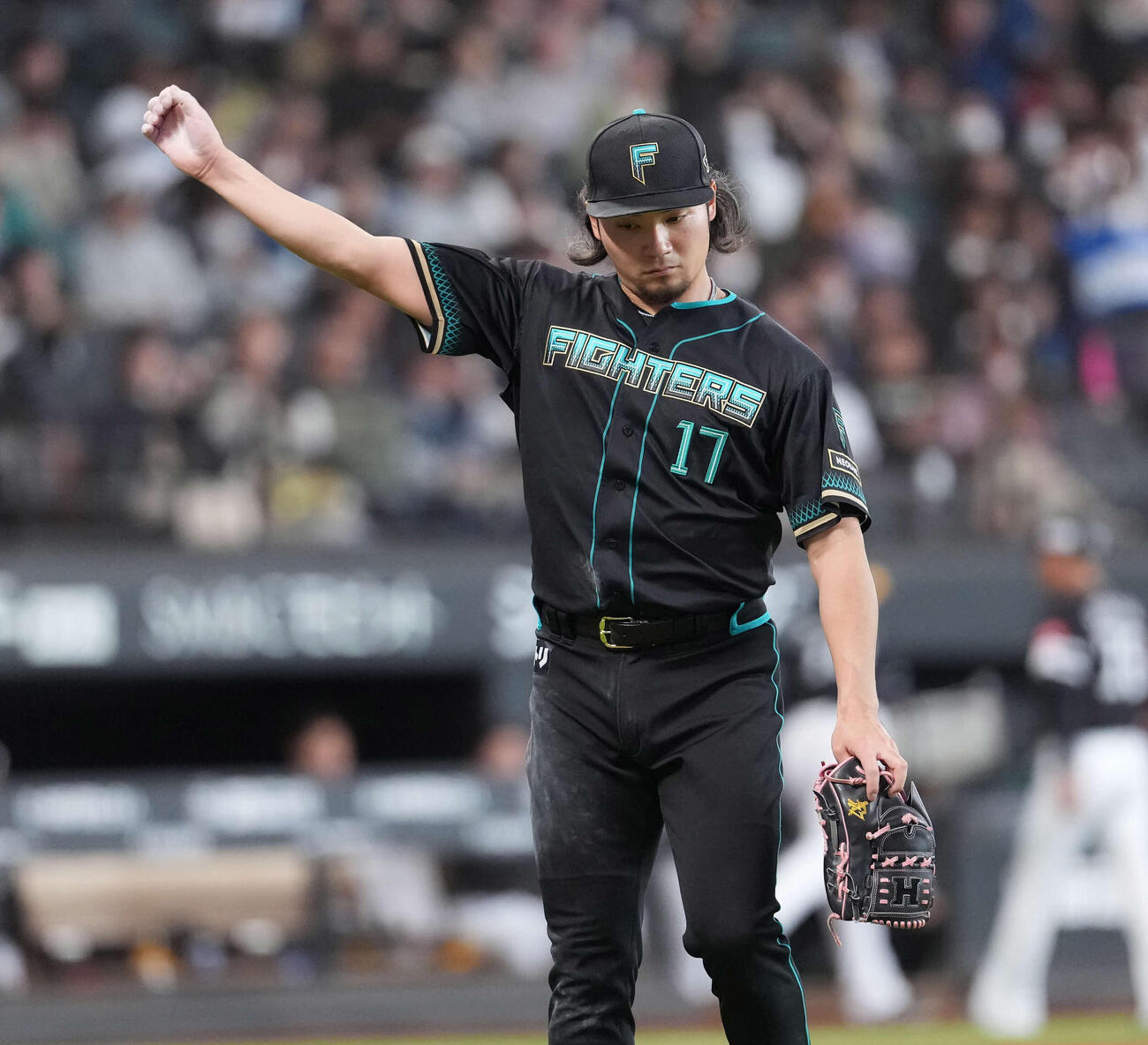 日本ハム対ソフトバンク　4回に1点を失い引き揚げる伊藤（撮影・井上学）