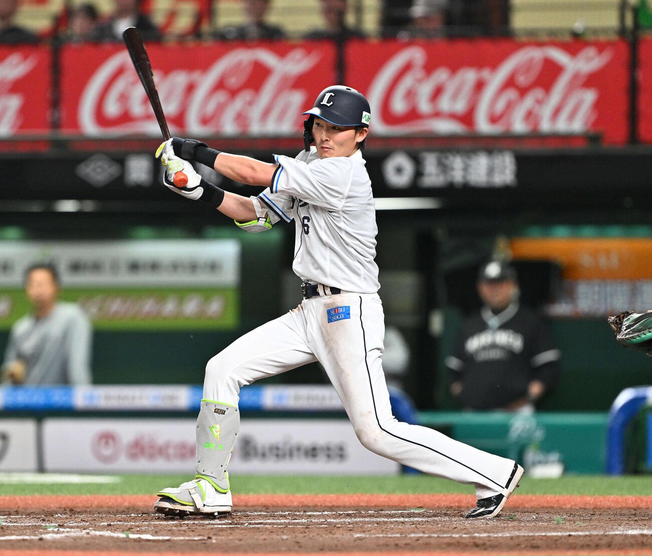 西武対ロッテ　7回裏西武無死、源田は左前打を放つ（撮影・滝沢徹郎）