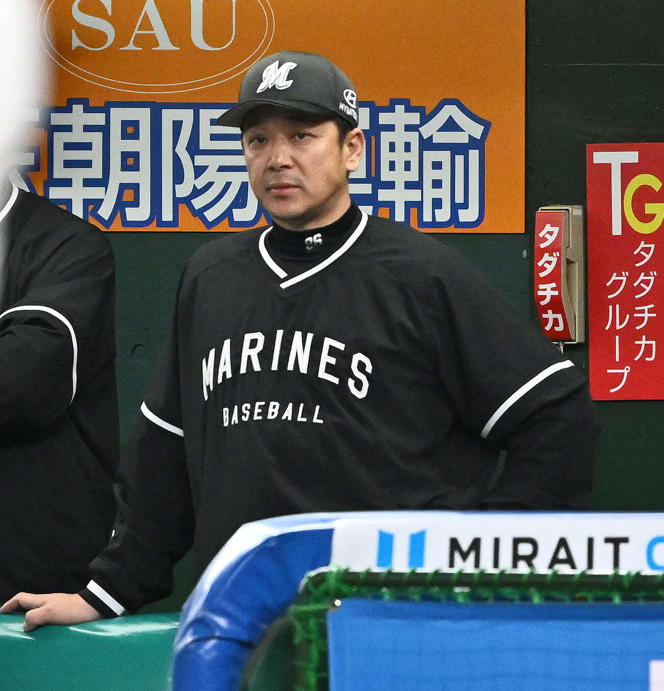 西武対ロッテ　戦況を見守るロッテサブロー監督（撮影・滝沢徹郎）