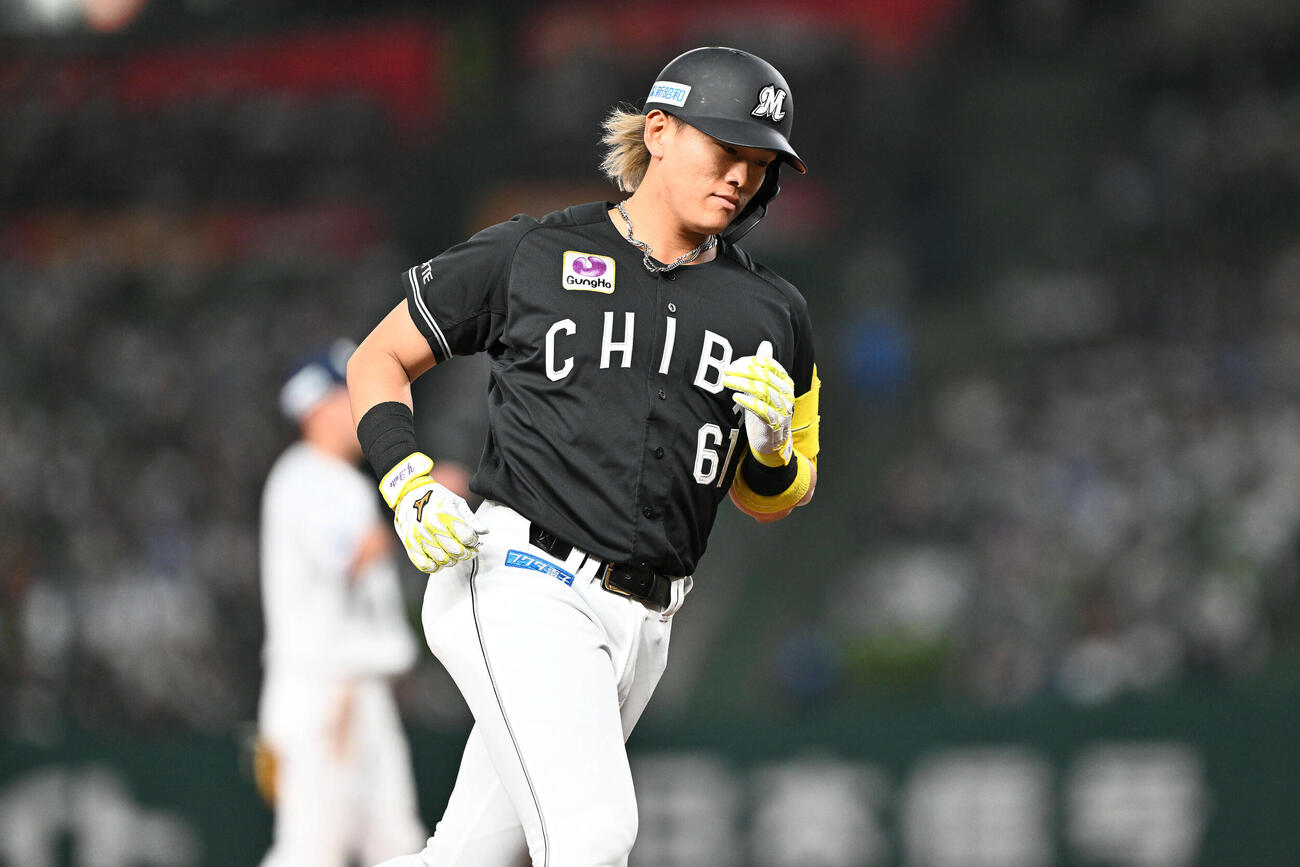 西武対ロッテ　8回表ロッテ1死、代打山本は左越えソロ本塁打を放ちダイヤモンドを1周する（撮影・滝沢徹郎）