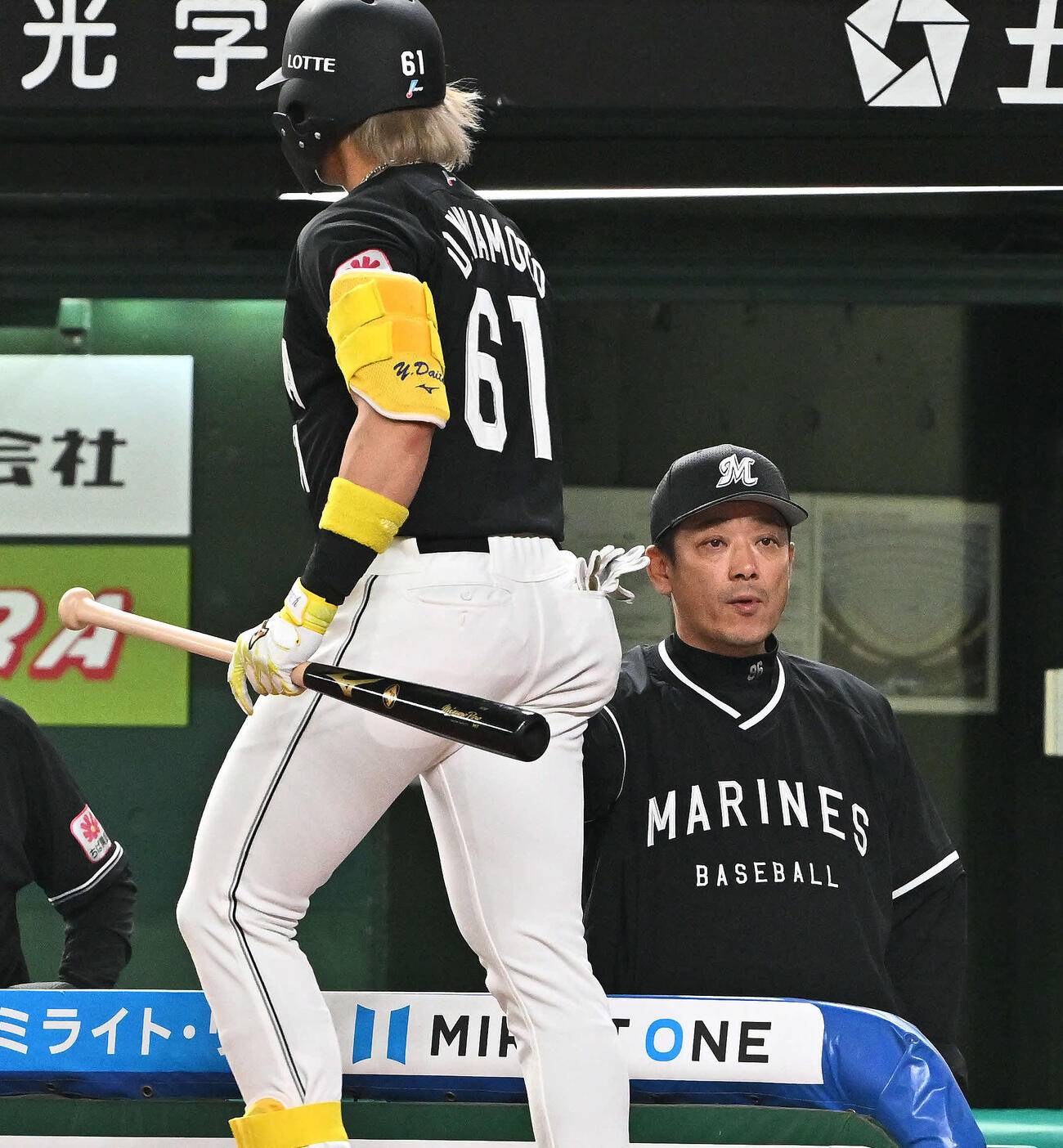 西武対ロッテ　8回表ロッテ1死、ソロ本塁打を放った山本（手前）を迎えるサブロー監督（撮影・滝沢徹郎）