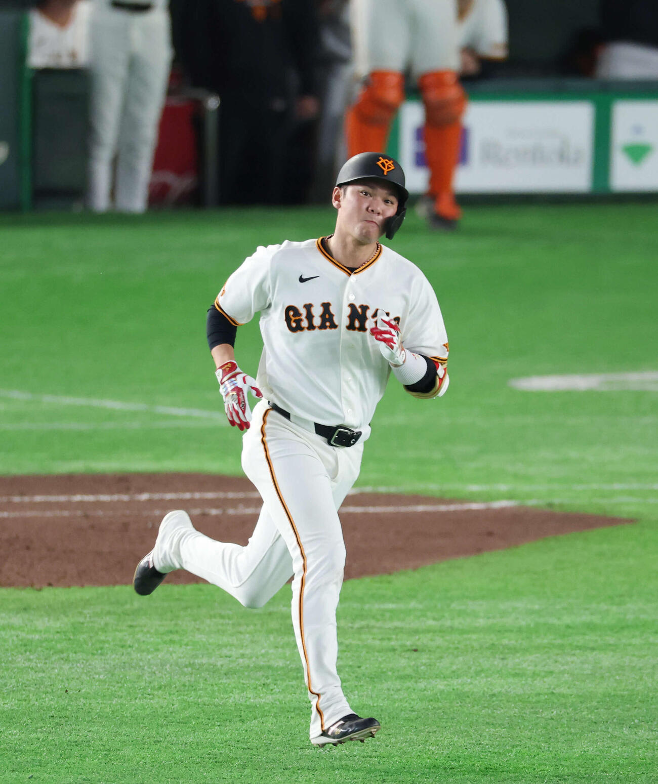 巨人対ヤクルト　7回裏巨人2死、ソロ本塁打を放つ坂本。投手は山野（撮影・増田悦実）