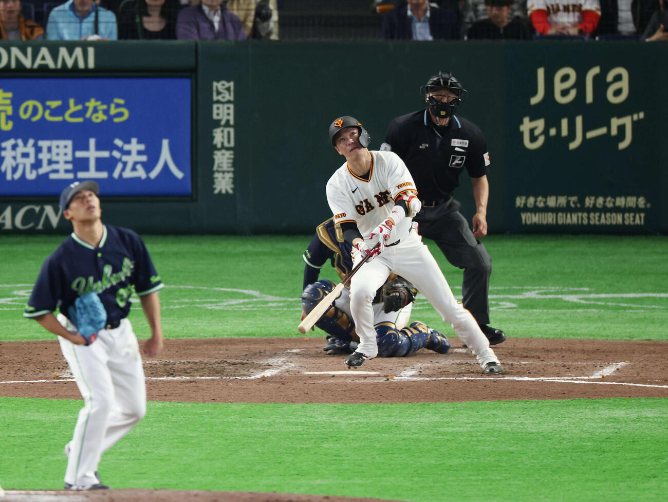 巨人対ヤクルト　7回裏巨人2死、ソロ本塁打を放つ坂本。投手は山野（撮影・増田悦実）