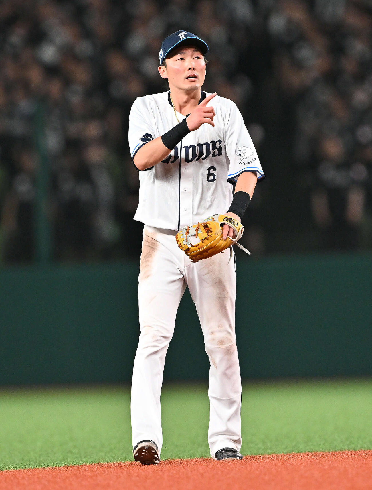 西武対ロッテ　5回表ロッテ無死、寺地の遊直を好捕した源田（撮影・滝沢徹郎）