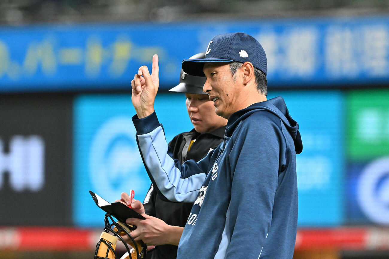 西武対ロッテ　交代を告げる西武西口監督（撮影・滝沢徹郎）
