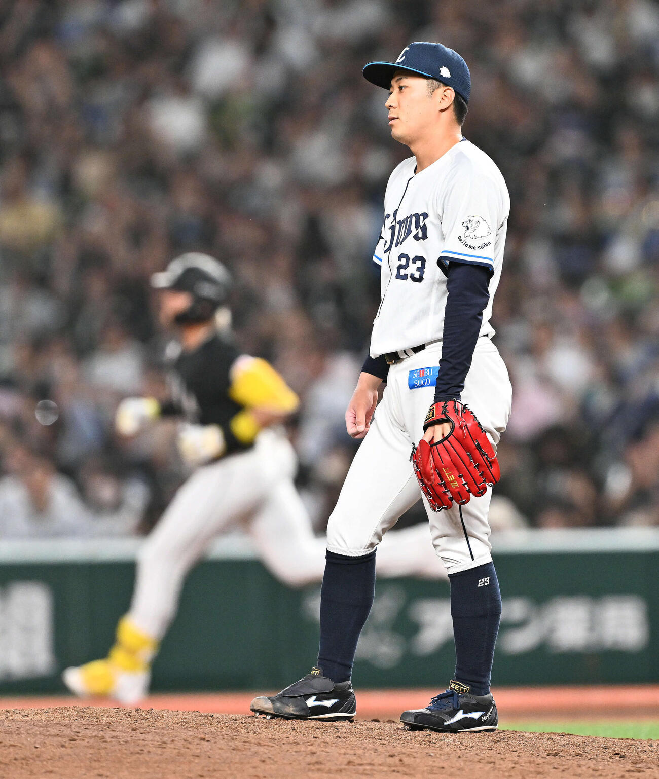 西武対ロッテ　8回表ロッテ1死、代打山本（後方）にソロ本塁打を許す糸川（撮影・滝沢徹郎）