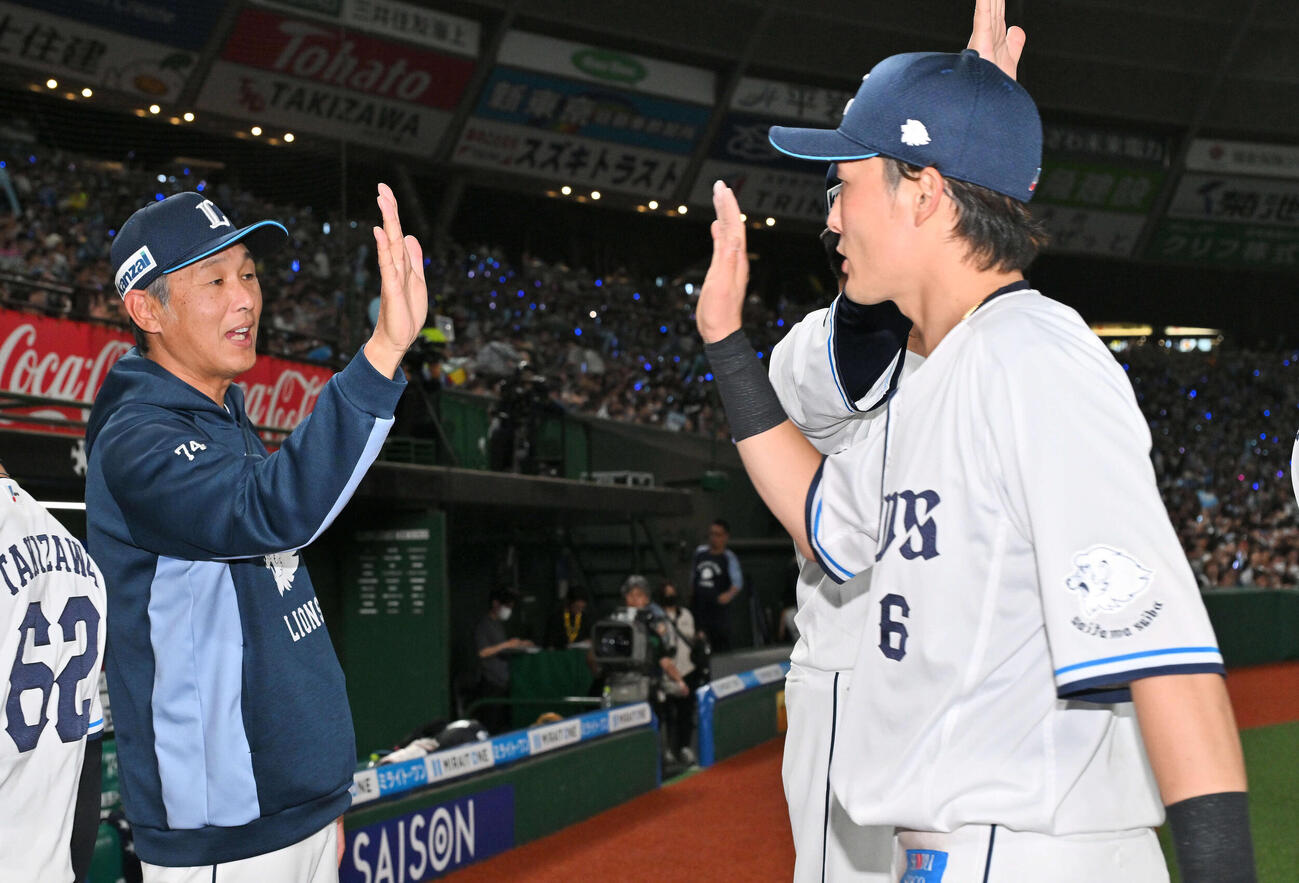 西武対ロッテ　試合後、西武西口監督（左）は源田とタッチを交わす（撮影・滝沢徹郎）