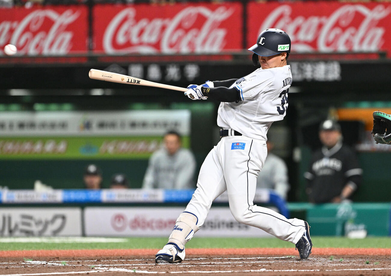西武対ロッテ　6回裏西武1死一塁、秋山はプロ初安打となる右前打を放つ（撮影・滝沢徹郎）