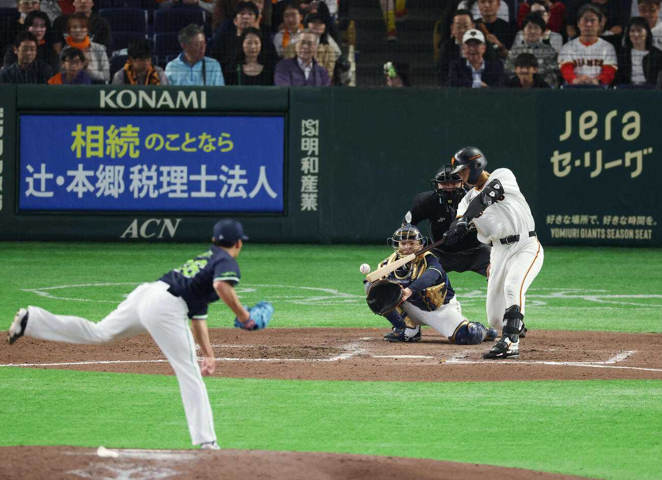 巨人対ヤクルト　7回裏巨人2死、安打を放つ平山。投手は山野（撮影・増田悦実）