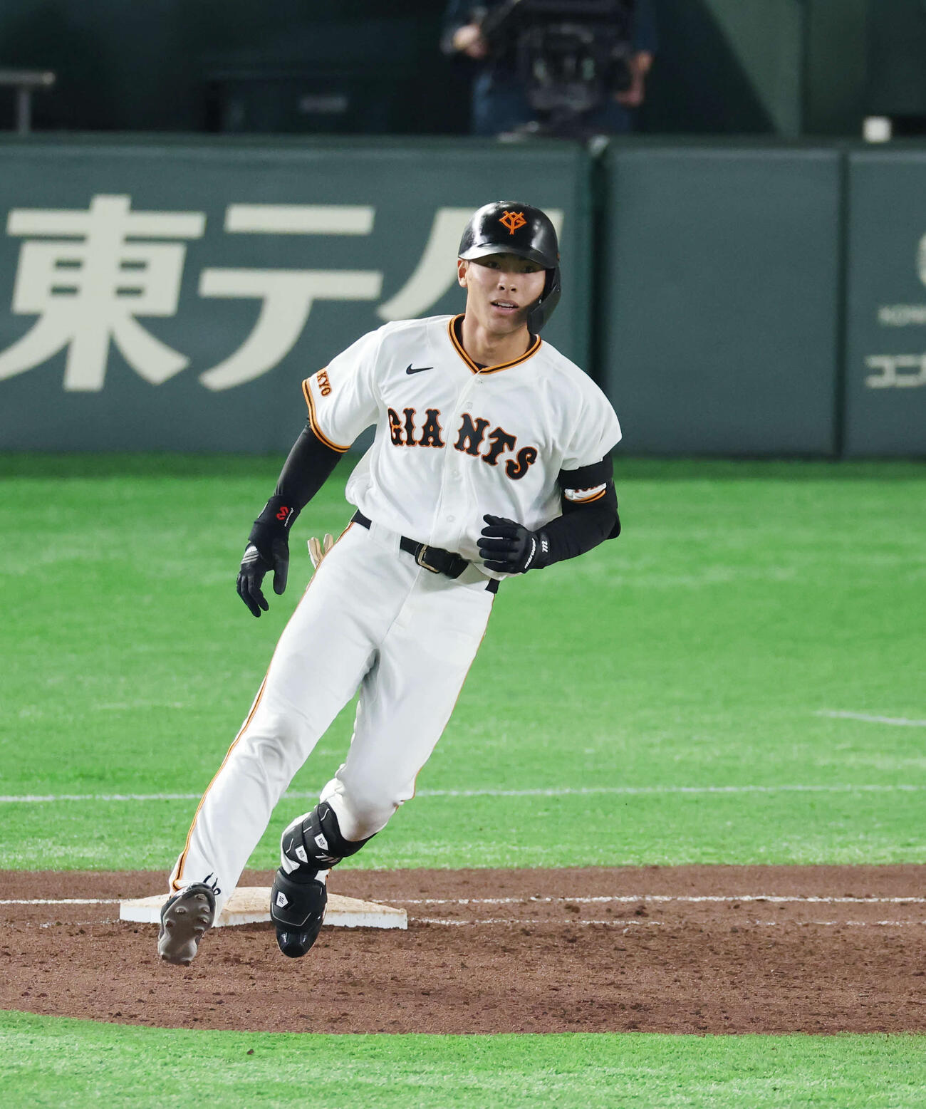巨人対ヤクルト　7回裏巨人2死、安打を放つ平山。投手は山野（撮影・増田悦実）