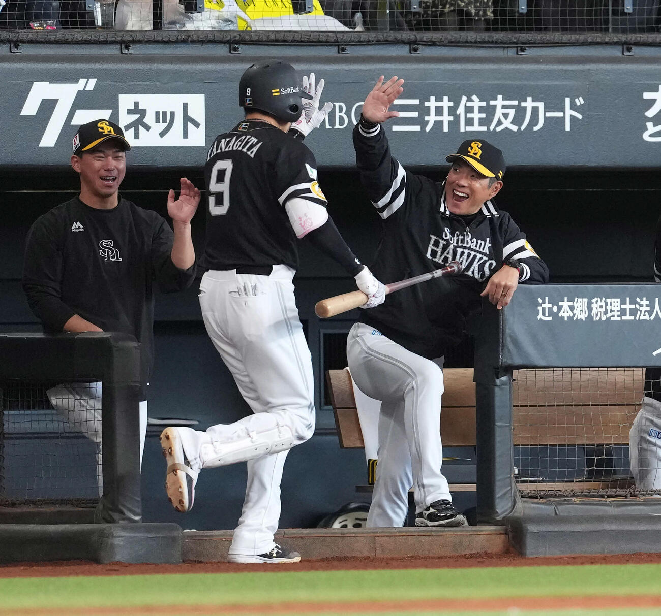 日本ハム対ソフトバンク　4回表ソフトバンク無死、本塁打を放った柳田を出迎える小久保監督（右）（撮影・井上学）