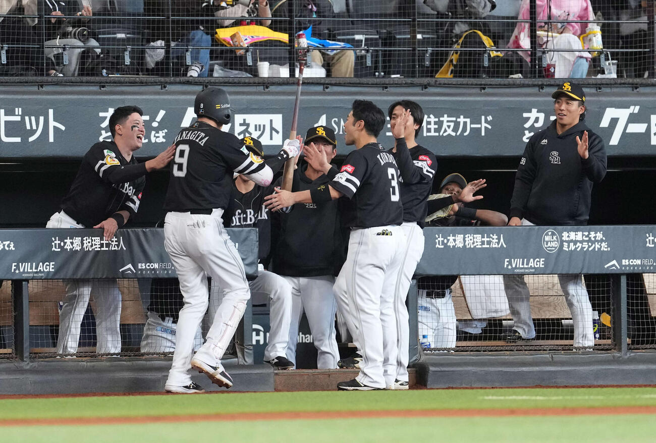 日本ハム対ソフトバンク　4回表ソフトバンク無死、本塁打を放った柳田を出迎えるナイン（撮影・井上学）