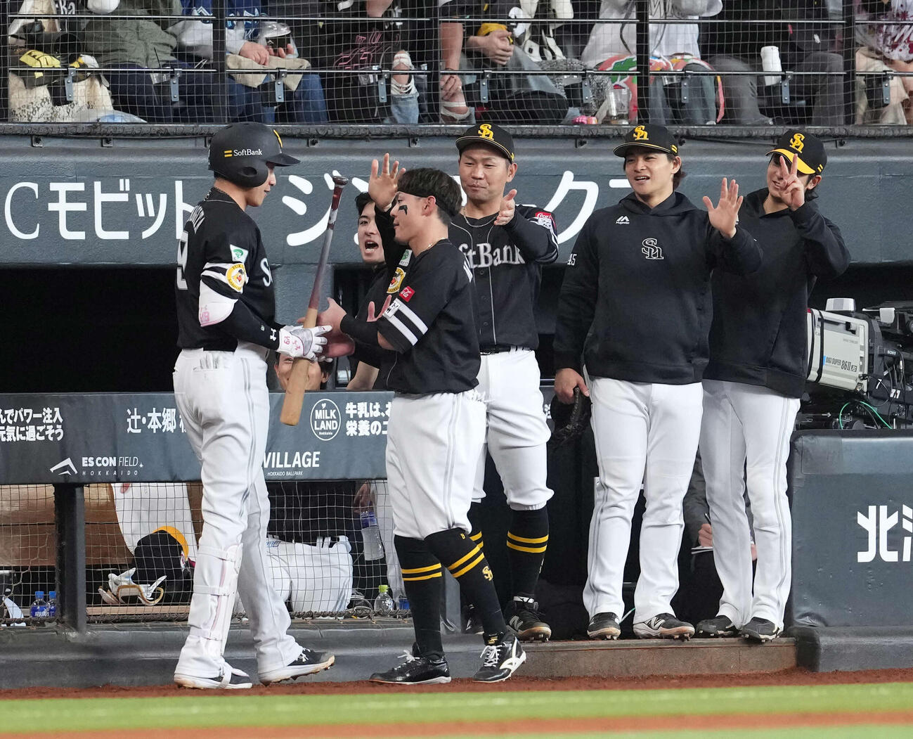 日本ハム対ソフトバンク　4回表ソフトバンク無死、本塁打を放った柳田を出迎えるナイン（撮影・井上学）
