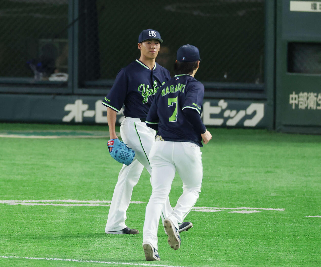 巨人対ヤクルト　2回裏を3人で抑えナインを出迎える山野（撮影・増田悦実）