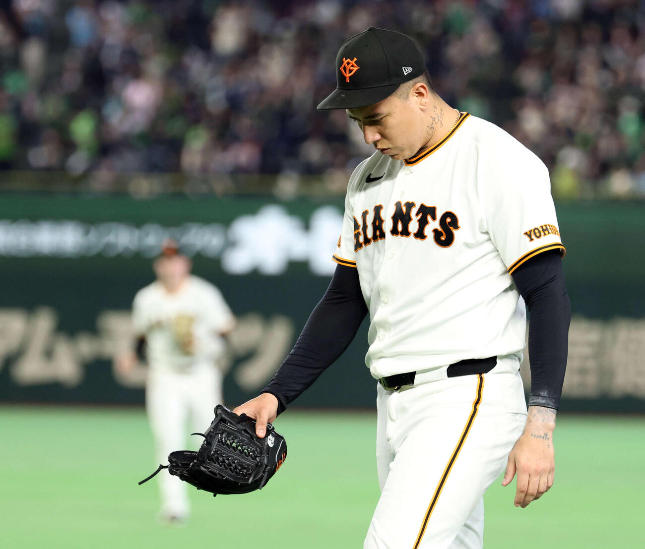 巨人対ヤクルト　1回表ヤクルトに2点を与え、うつむいてベンチに戻るマタ（撮影・浅見桂子）
