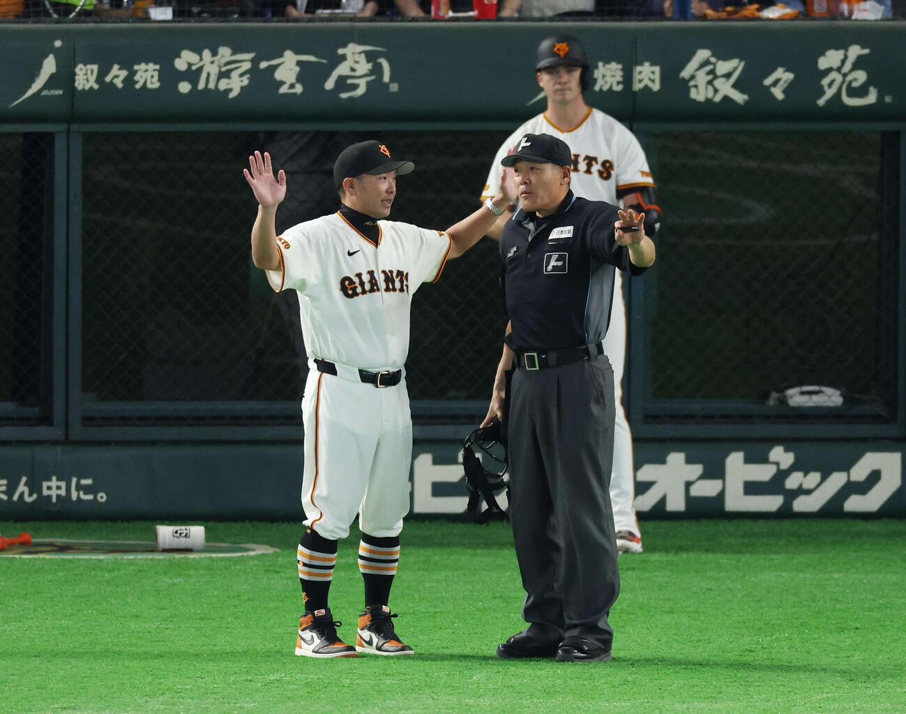 巨人対ヤクルト　7回裏巨人2死一塁、審判に抗議する巨人阿部監督（撮影・増田悦実）