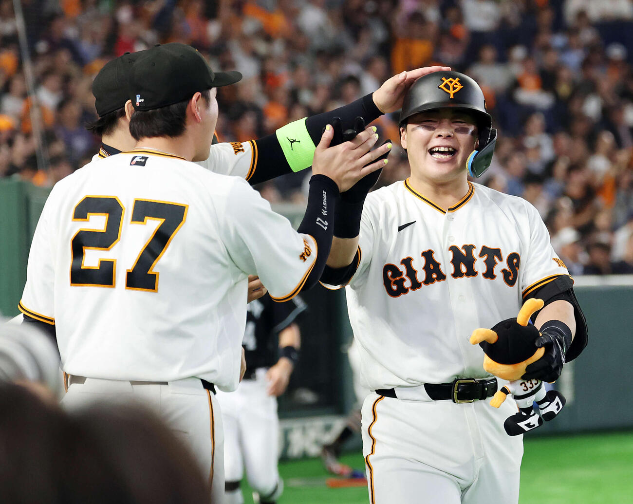 巨人対ヤクルト　3回裏巨人無死、山瀬はプロ1号となるソロ本塁打を放ち、ナインに祝福され笑顔（撮影・浅見桂子）