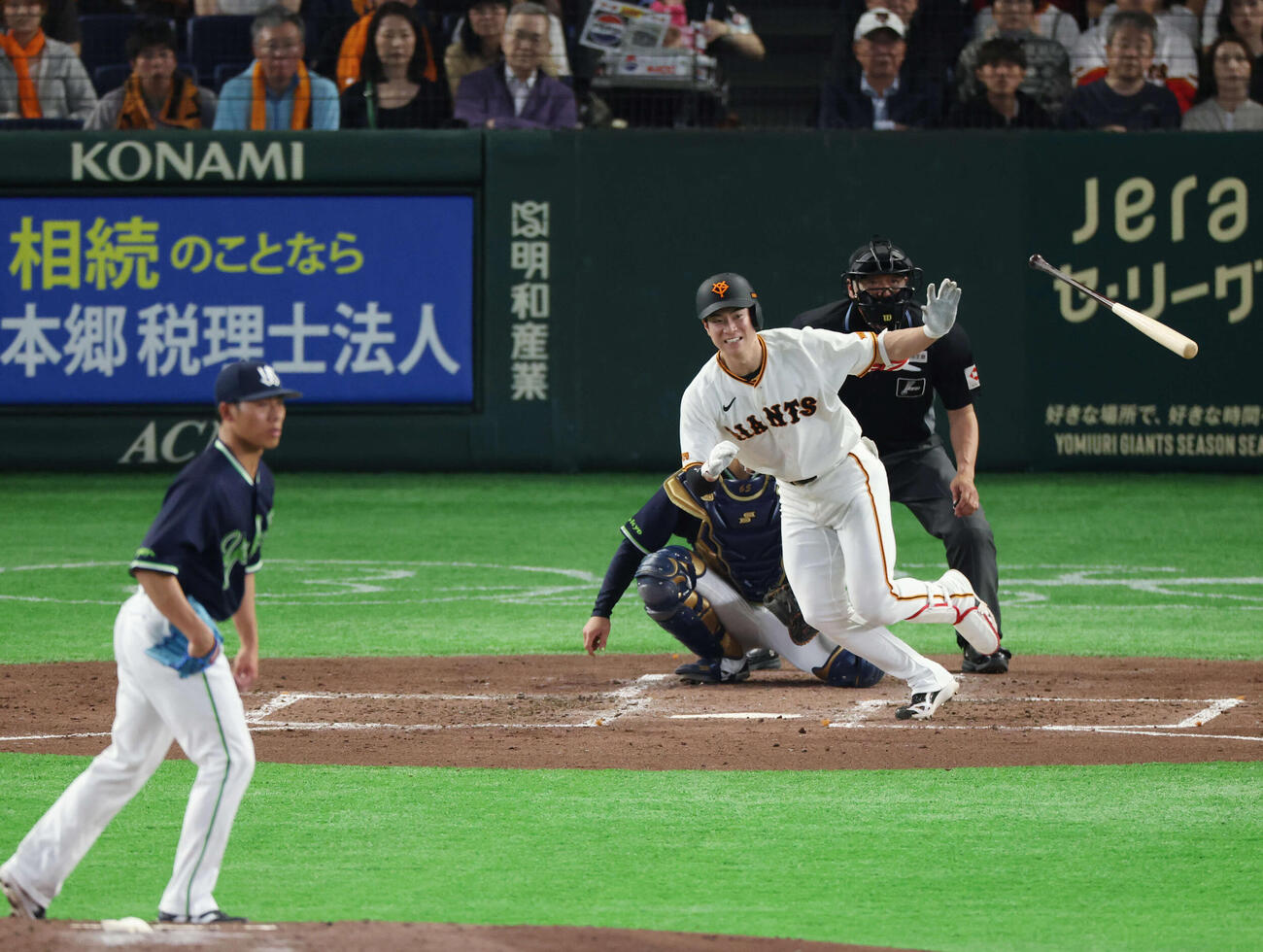 巨人対ヤクルト　3回裏巨人2死、安打を放つ松本。投手は山野（撮影・増田悦実）