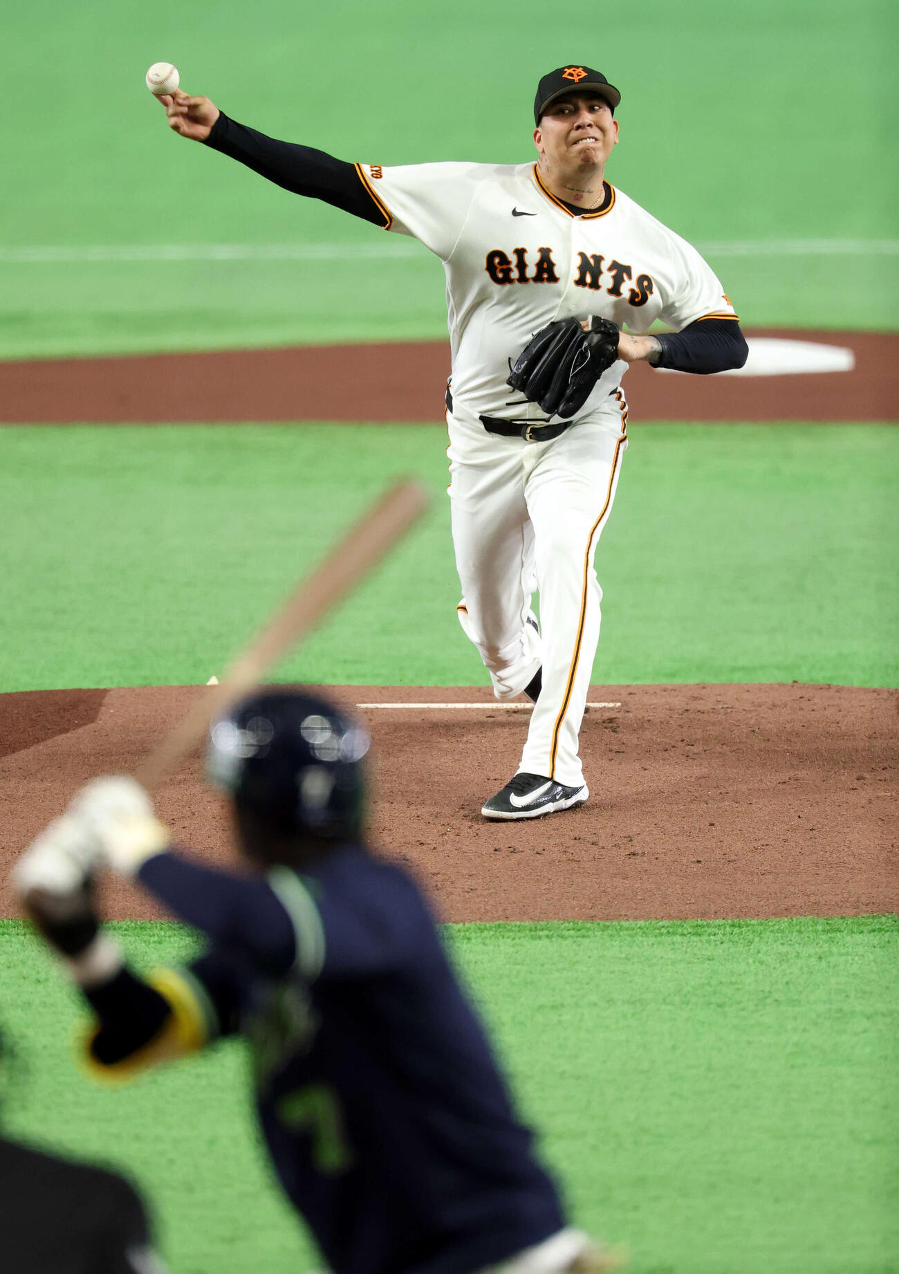 巨人対ヤクルト　力投する巨人先発のマタ。打者長岡（撮影・浅見桂子）
