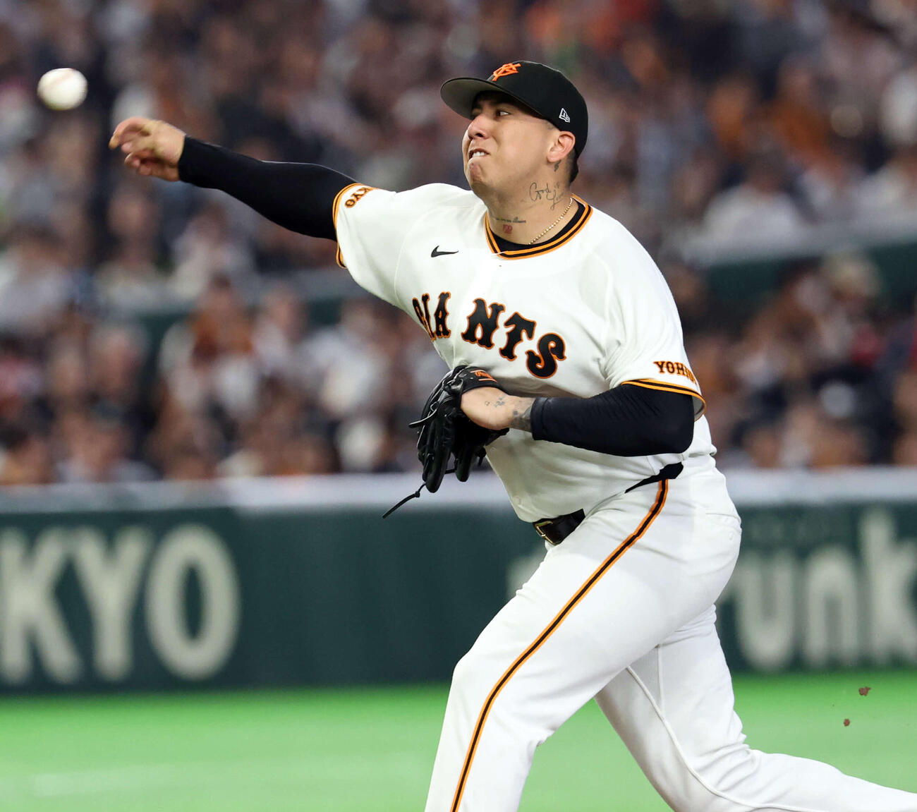 巨人対ヤクルト　力投する巨人先発のマタ（撮影・浅見桂子）