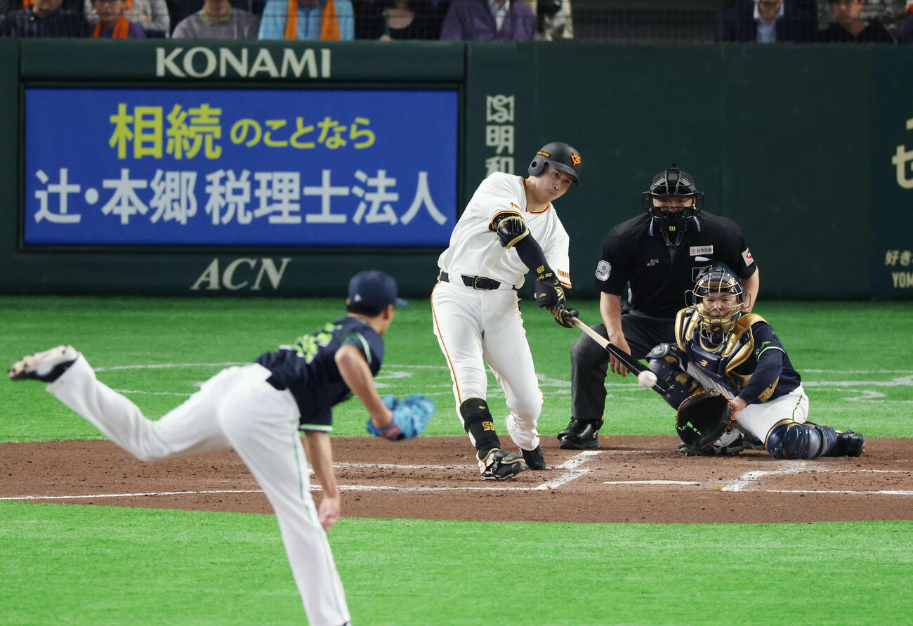 巨人対ヤクルト　1回裏巨人2死、安打を放つ泉口。投手は山野（撮影・増田悦実）