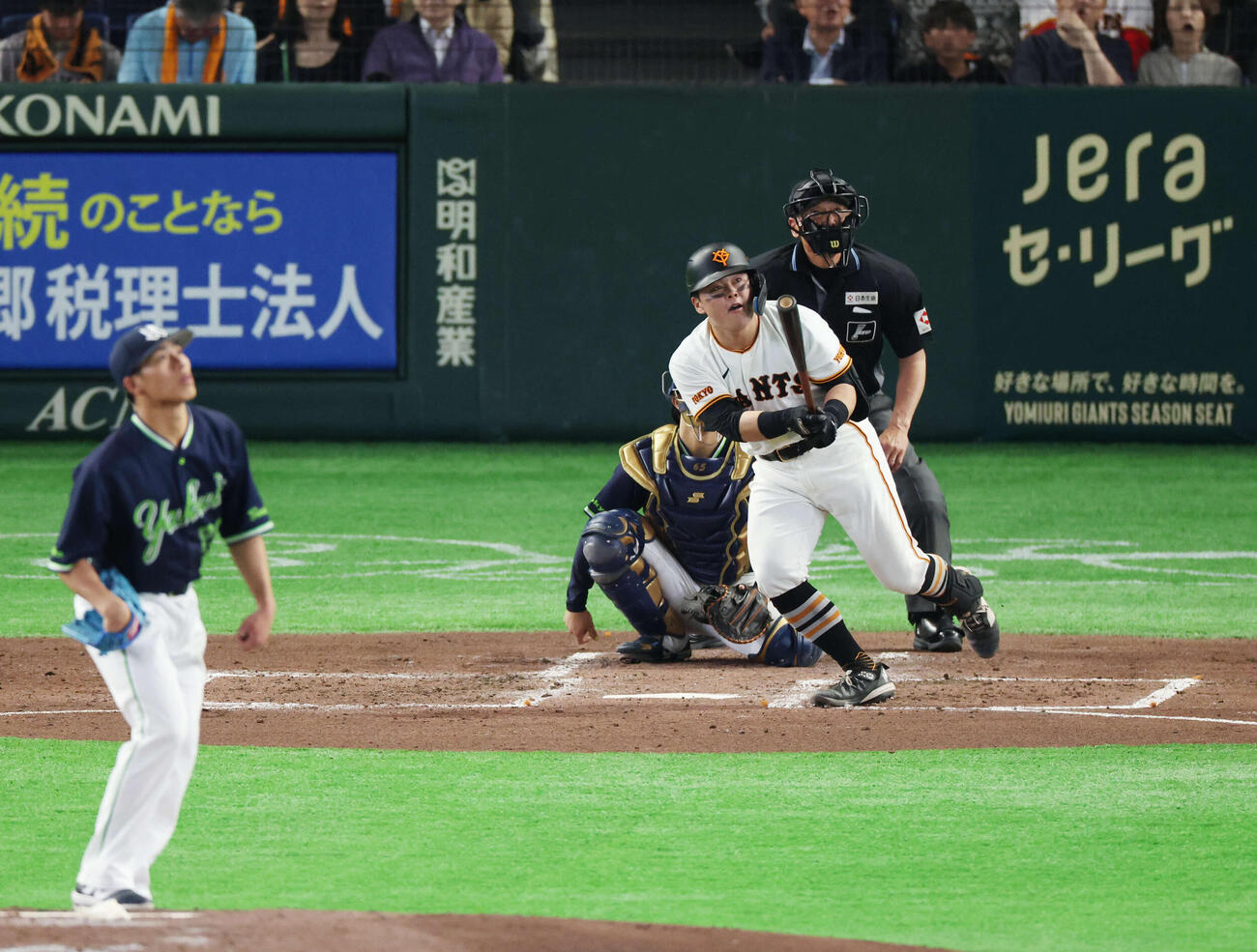巨人対ヤクルト　3回裏巨人無死、ソロ本塁打を放つ山瀬。投手は山野（撮影・増田悦実）