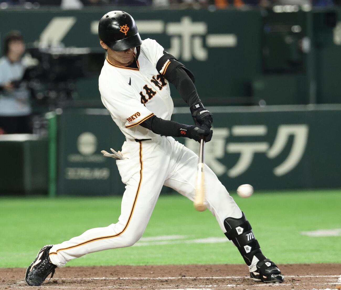 巨人対ヤクルト　7回裏巨人2死、平山はプロ初安打を放つ(撮影・浅見桂子)