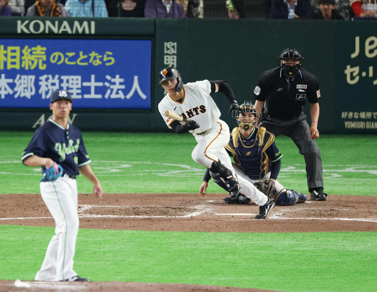 巨人対ヤクルト　7回裏巨人2死、安打を放つ平山。投手は山野（撮影・増田悦実）