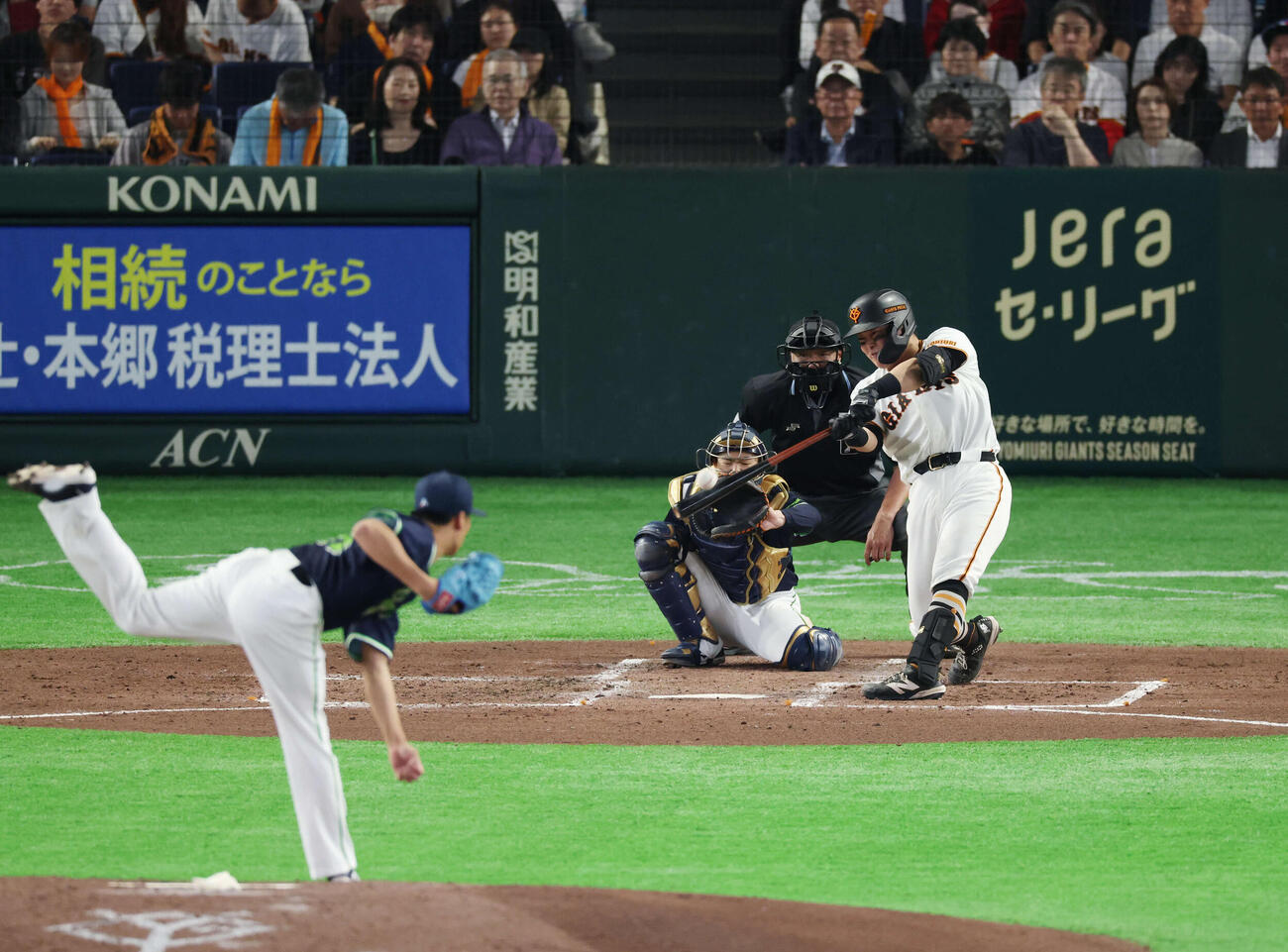 巨人対ヤクルト　3回裏巨人無死、ソロ本塁打を放つ山瀬。投手は山野（撮影・増田悦実）