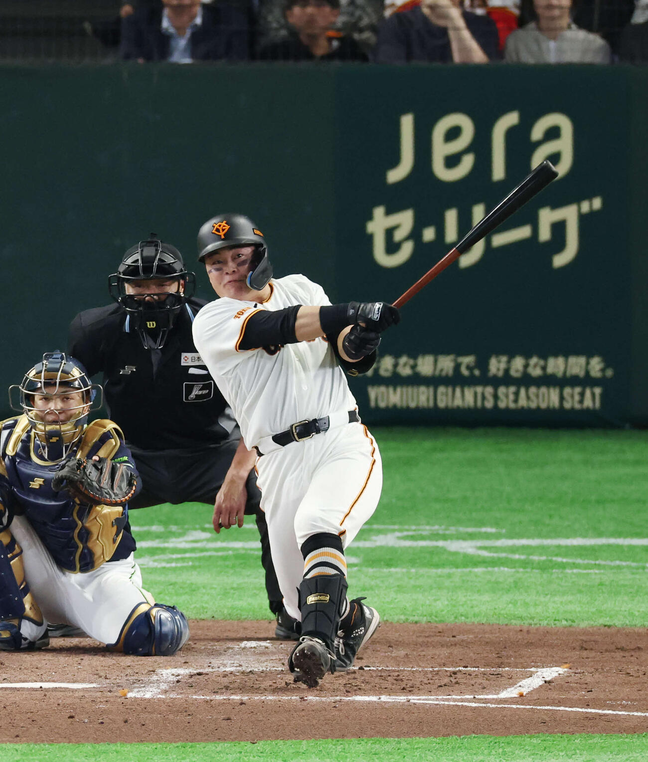 巨人対ヤクルト　3回裏巨人無死、ソロ本塁打を放つ山瀬。投手は山野（撮影・増田悦実）
