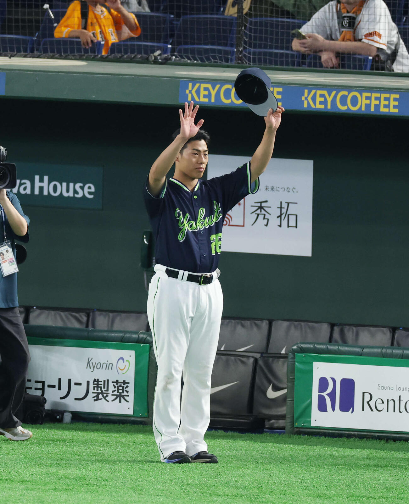 巨人対ヤクルト　ヒーローとなりファンの声援に手を振って応えるヤクルト山野（撮影・増田悦実）