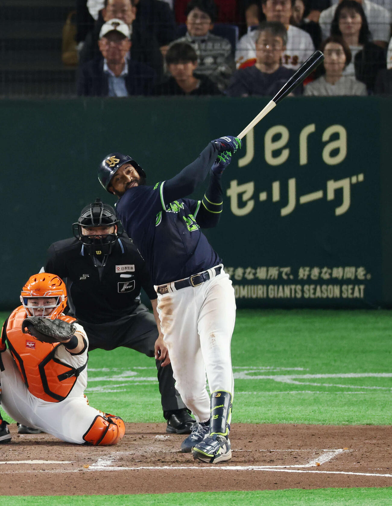 巨人対ヤクルト　7回表ヤクルト1死、ソロ本塁打を放つサンタナ。投手は赤星（撮影・増田悦実）