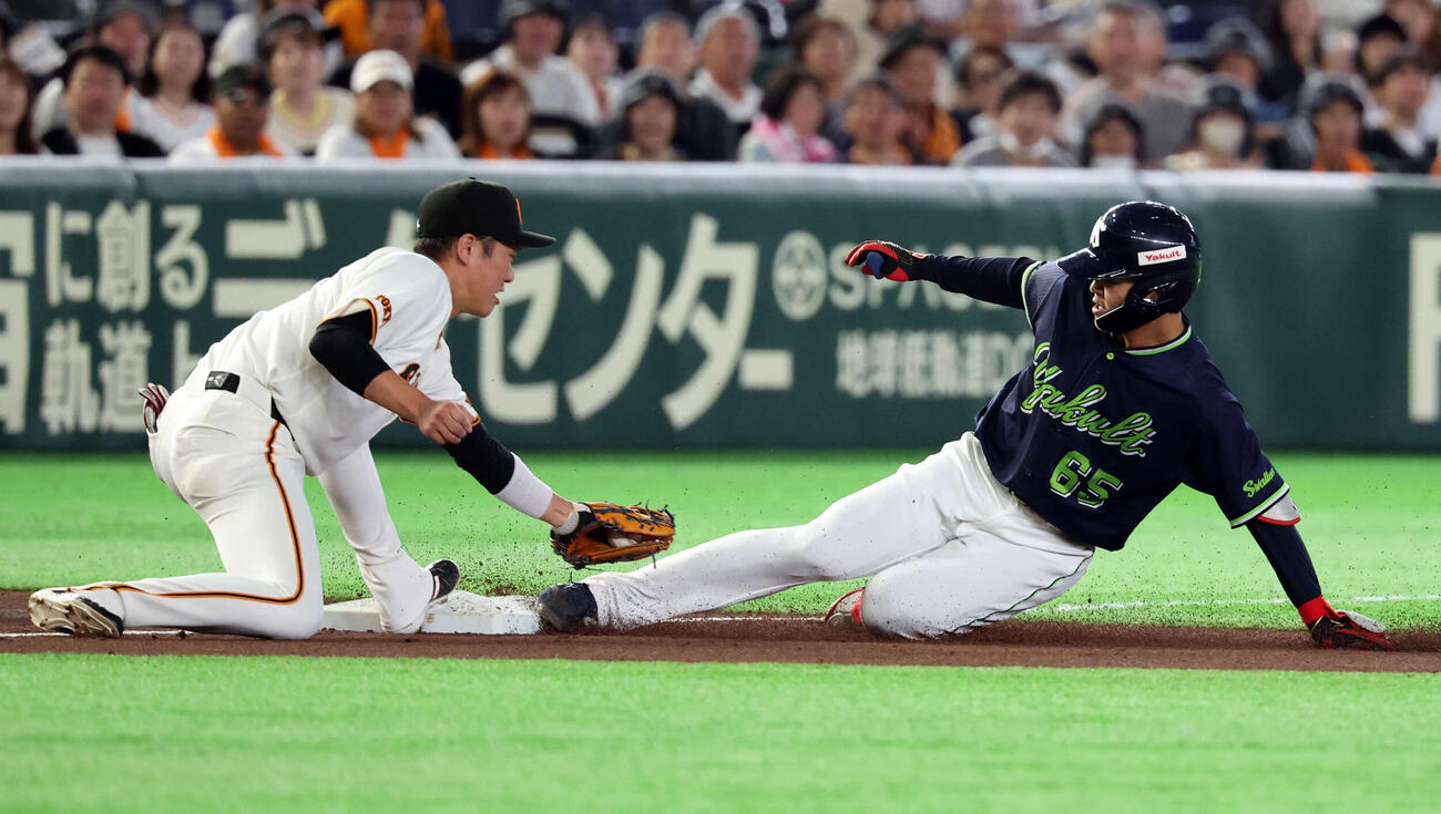 巨人対ヤクルト　1回表ヤクルト無死に、三塁、鈴木叶（右）は2点適時三塁打を放ち滑り込む。三塁手坂本勇（撮影・浅見桂子）