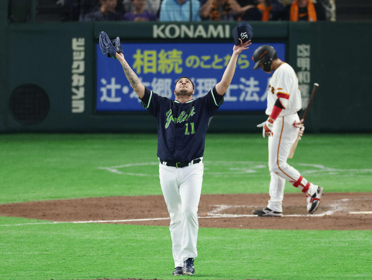 巨人対ヤクルト　9回裏巨人2死、増田陸（右）を三振に仕留め両手を挙げ喜ぶキハダ（撮影・増田悦実）