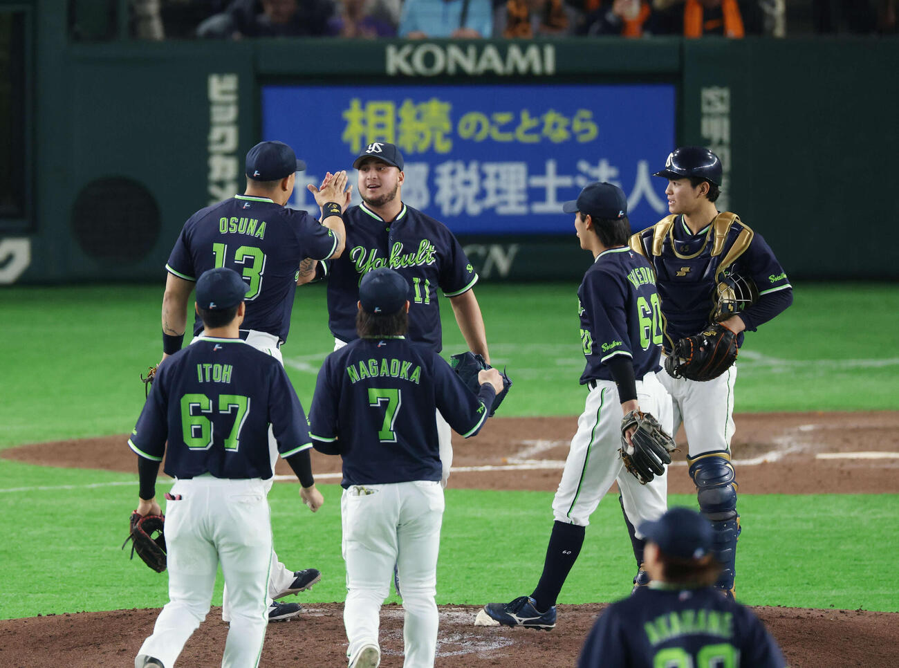 巨人対ヤクルト　勝利しタッチを交わすヤクルトナイン（撮影・増田悦実）