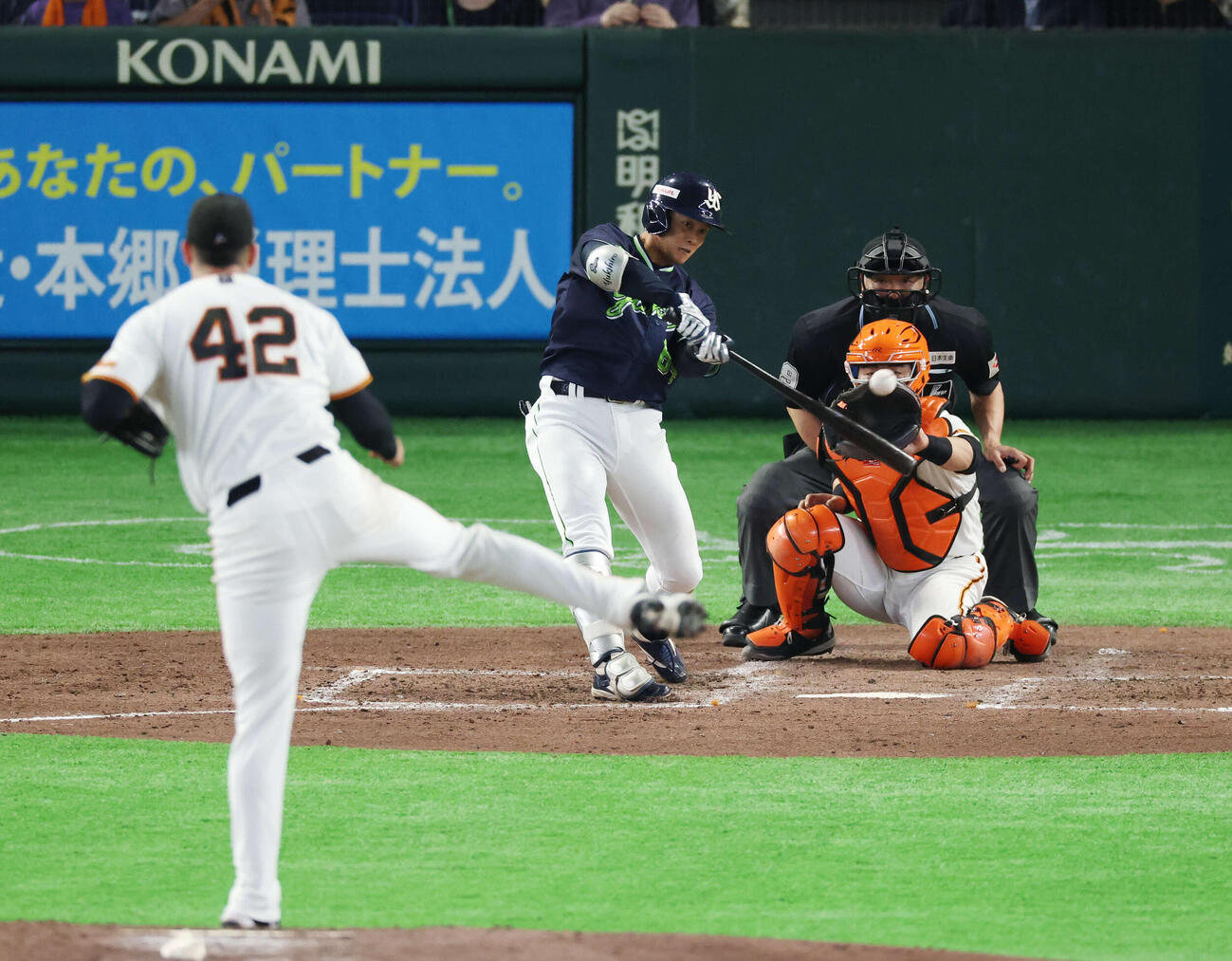 巨人対ヤクルト　4回表ヤクルト2死一塁、安打を放つ岩田。投手はマタ（撮影・増田悦実）
