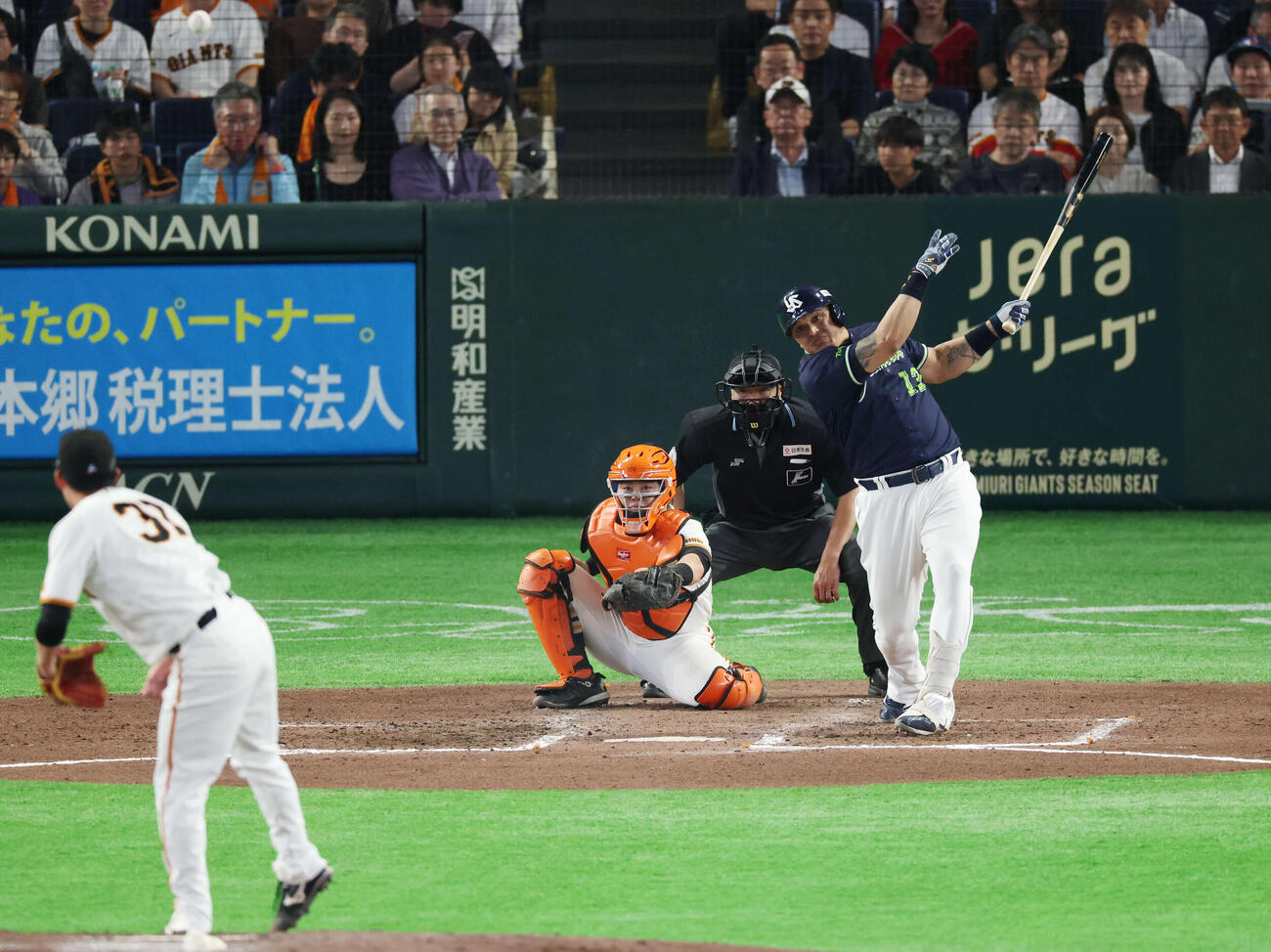 巨人対ヤクルト　7回表ヤクルト2死、安打を放つオスナ。投手は赤星（撮影・増田悦実）