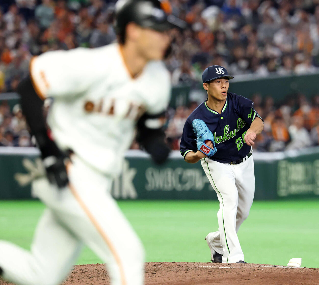 巨人対ヤクルト　5回裏巨人無死、平山（手前）を投手ゴロに仕留め一塁送球する山野（撮影・浅見桂子）