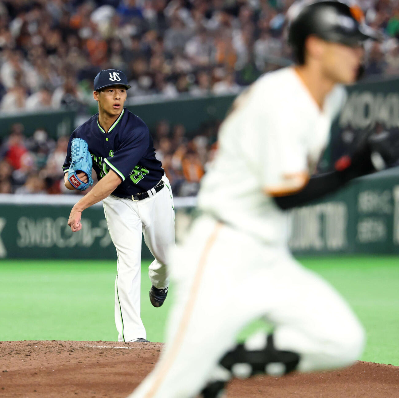 巨人対ヤクルト　5回裏巨人無死、平山（手前）を投手ゴロに仕留め一塁送球する山野（撮影・浅見桂子）