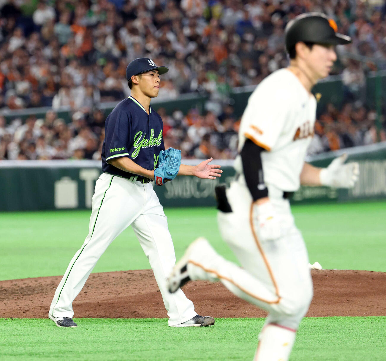 巨人対ヤクルト　6回裏巨人1死、松本（手前）をワンバンの三振に仕留め拍手する山野（撮影・浅見桂子）