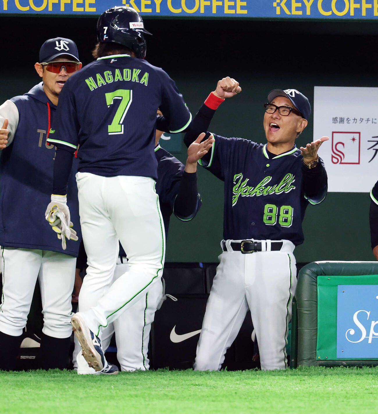 巨人対ヤクルト　1回表ヤクルト無死に、三塁、鈴木叶の2点適時三塁打で生還した長岡（手前）をガッツポーズで迎える池山監督（右）（撮影・浅見桂子）