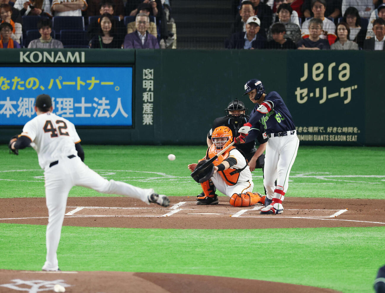 巨人対ヤクルト　1回表ヤクルト無死二、三塁、適時三塁打を放つ鈴木叶。投手はマタ（撮影・増田悦実）