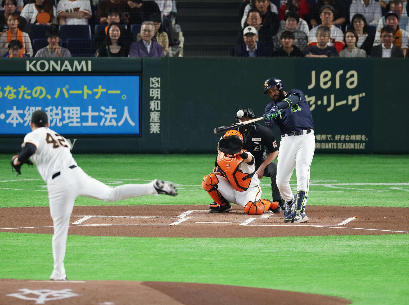 巨人対ヤクルト　1回表ヤクルト無死一塁、二塁打を放つサンタナ。投手はマタ（撮影・増田悦実）