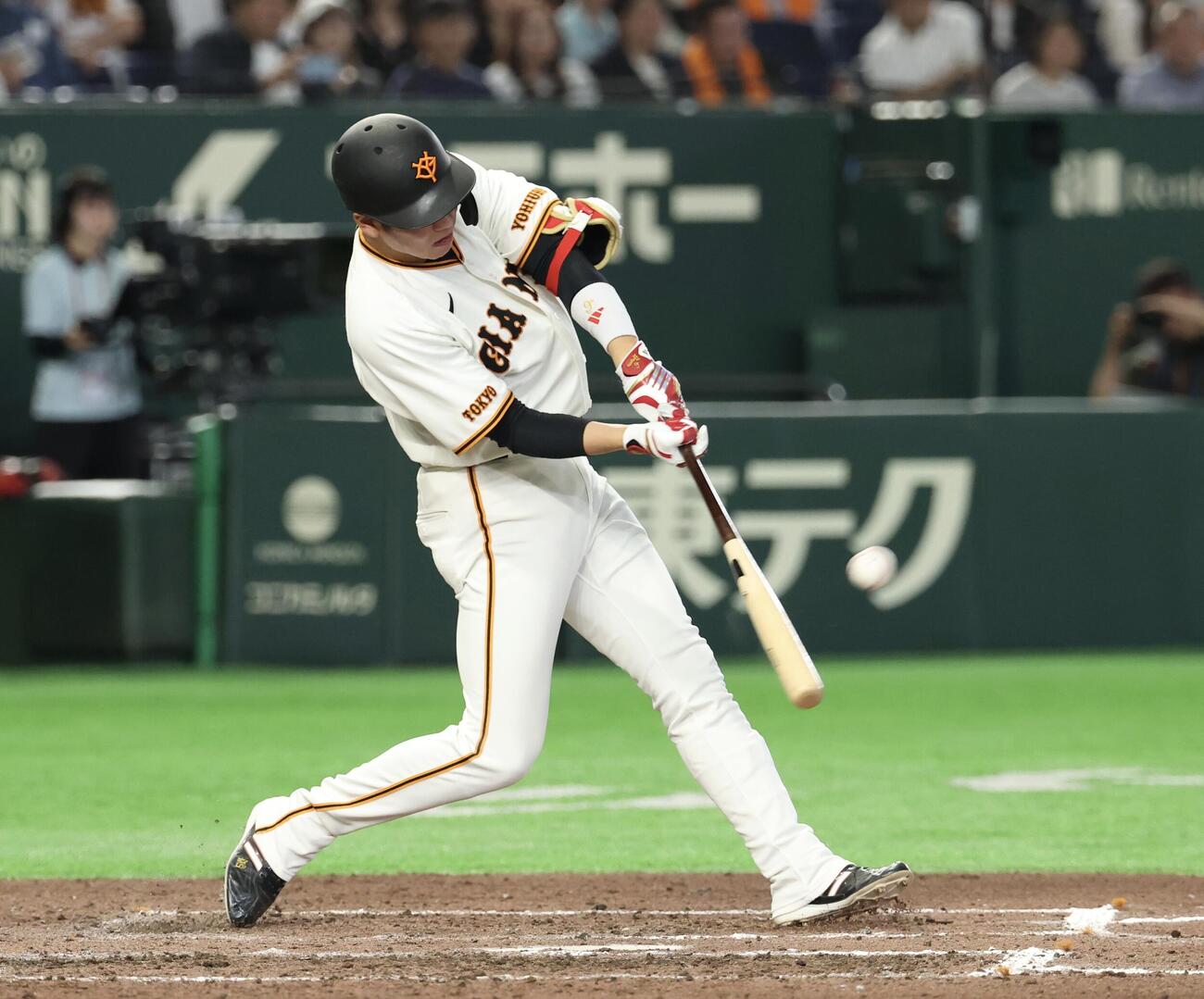 巨人対ヤクルト　7回裏巨人2死、坂本勇はソロ本塁打を放つ(撮影・浅見桂子)
