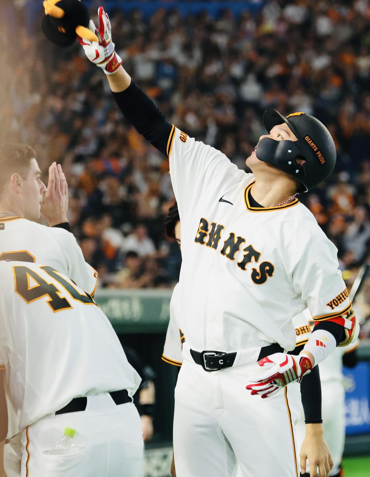 巨人対ヤクルト　7回裏巨人2死、坂本勇はソロ本塁打を放ち笑顔でマスコットを投げ入れる(撮影・浅見桂子)